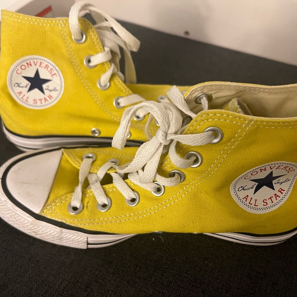 Yellow classic converse / chucks